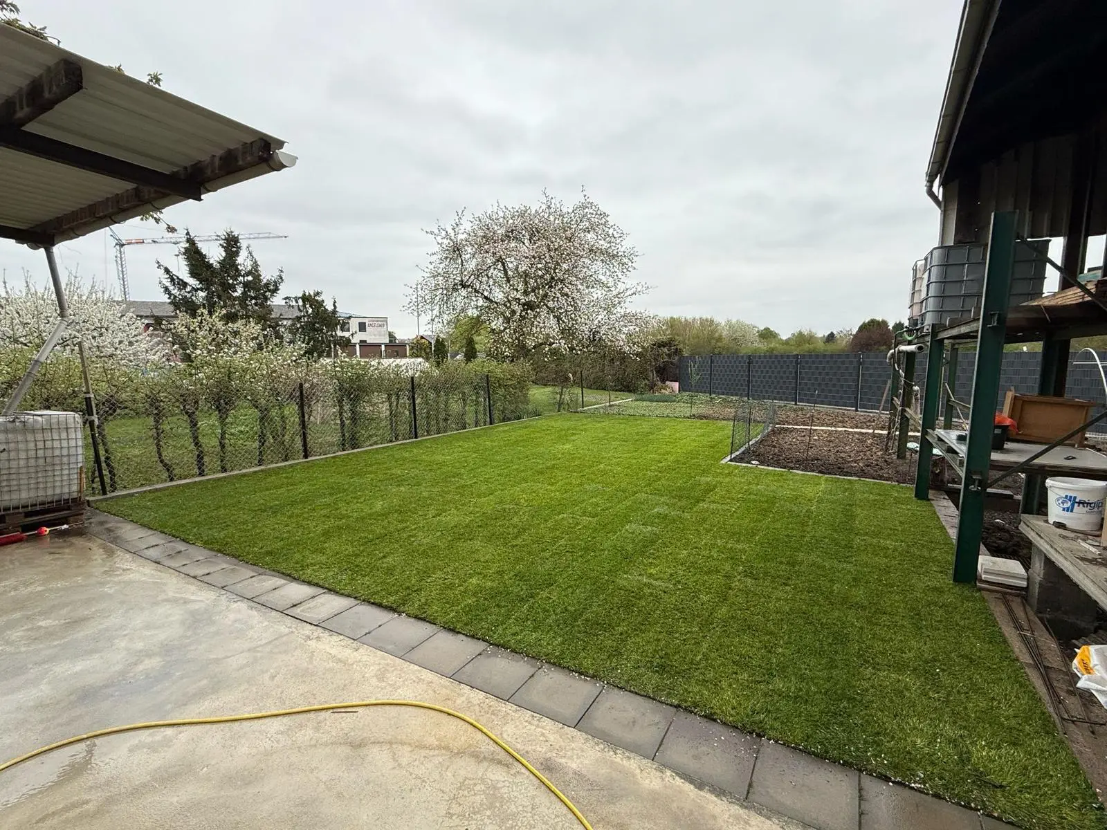 Nachher: fertige Außenanlage – Gartengestaltung von Gartendesign Grün