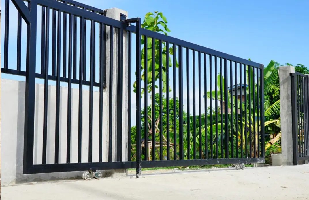 Modernes Metall-Schiebetor mit Zaunelementen – Montage in Wetzlar