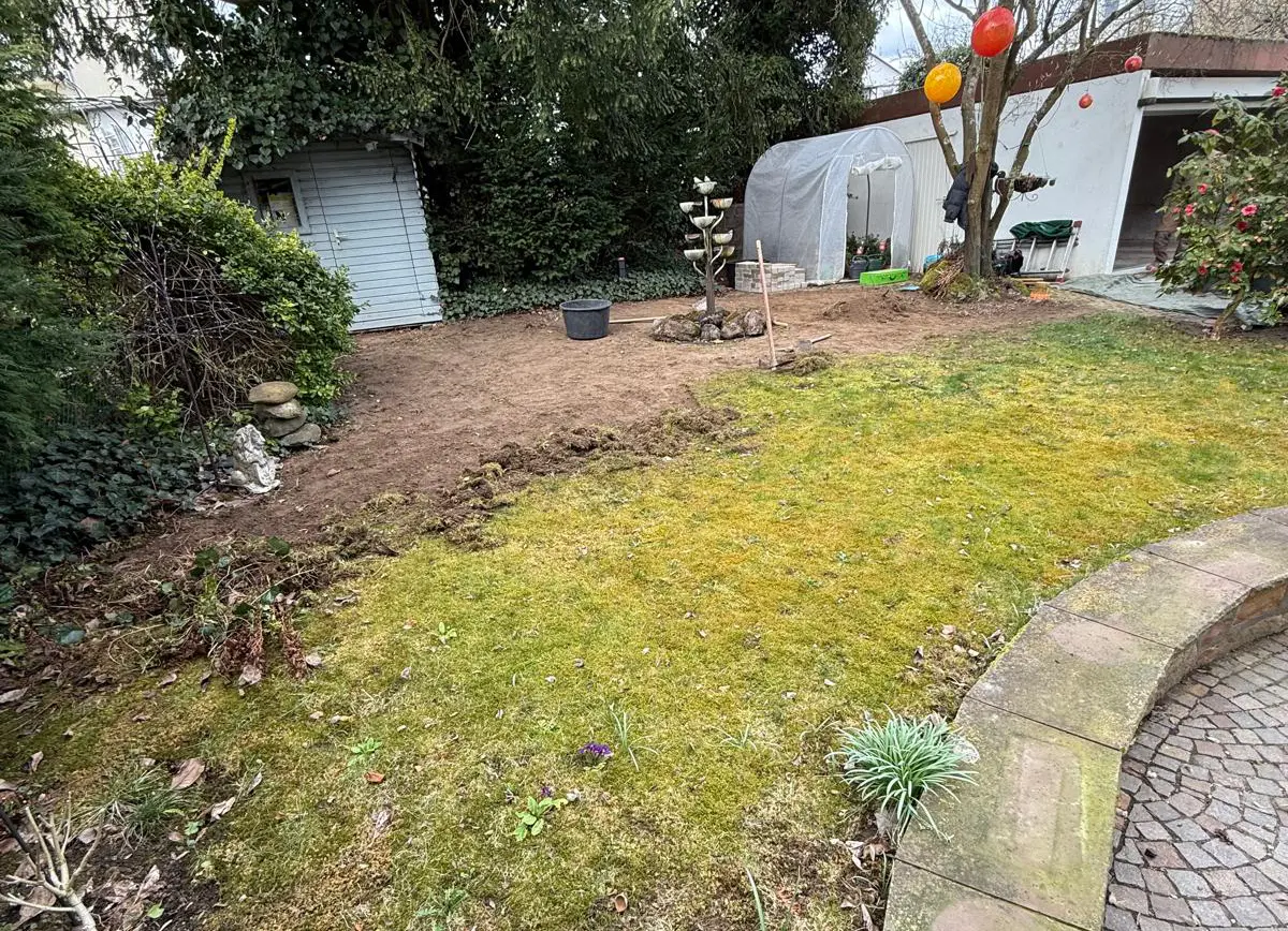 Gartenfläche nach Erdarbeiten – Vorbereitung für Neuanlage/Beet