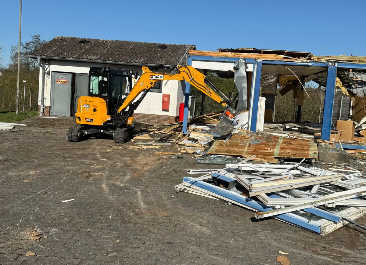 Baggerarbeiten auf Baustelle – Aushub und Geländeprofilierung