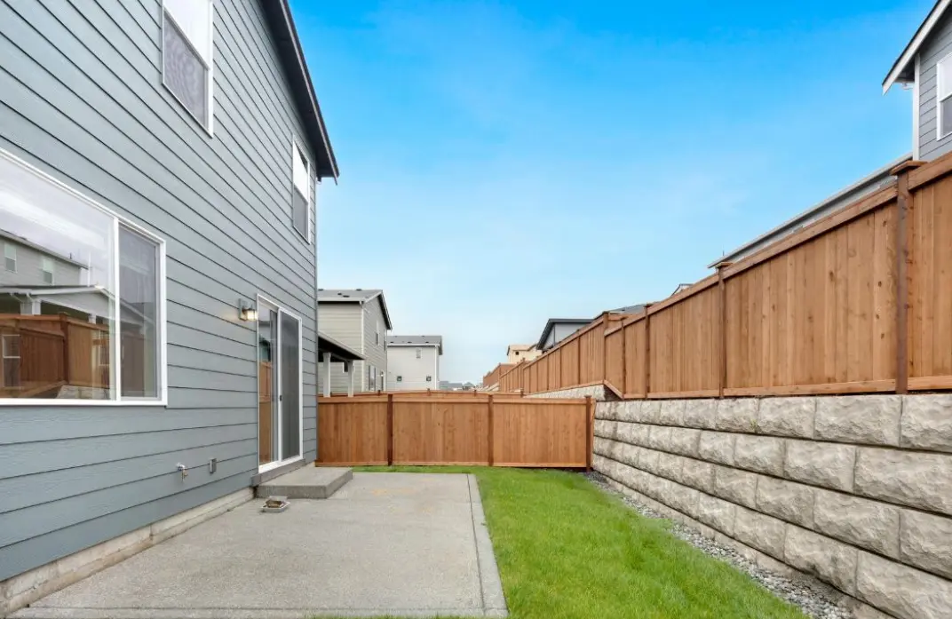 Langer Holzzaun entlang Einfahrt – Sichtschutzzaun montiert